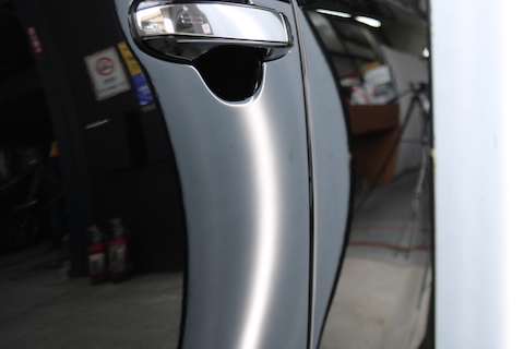 車のこすり傷とドアパンチのヘコミを同時に直す！