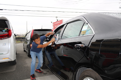 車のこすり傷とドアパンチのヘコミを同時に直す！