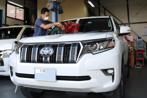 フロントガラスが飛び石で欠けた！目立った傷を補修で修理