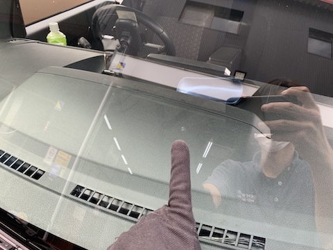 フロントガラスの100円玉超えるひび割れも直ります！