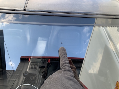 フロントガラス端っこのひび割れでも直せるウインドリペア