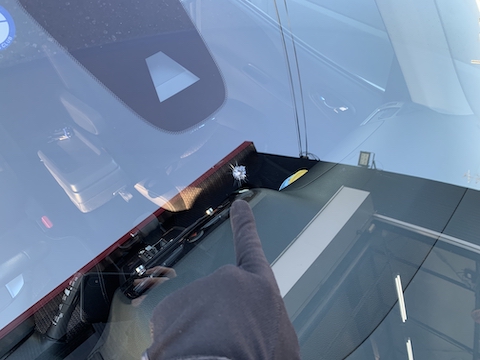 フロントガラスのひび割れ修理、傷を埋めて固める補修が可能！