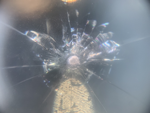 フロントガラスのひび割れ修理、傷を埋めて固める補修が可能！