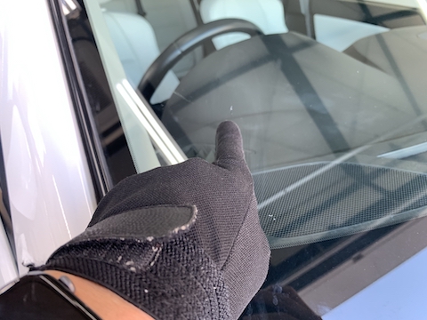 輸入車のフロントガラスは高額！早期にひび割れ修理してください！