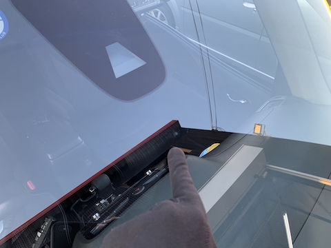 フロントガラスのひび割れ修理、傷を埋めて固める補修が可能！