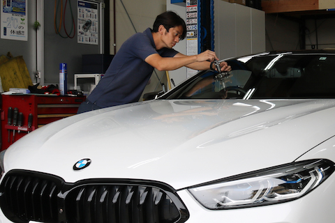 輸入車のフロントガラスは高額！早期にひび割れ修理してください！