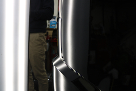 リアタイヤ上辺りにヘコミができても塗装しない修理で解決！