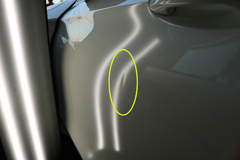 ベンツ ドアのデントリペア、ドア内側分解して直接押し出し