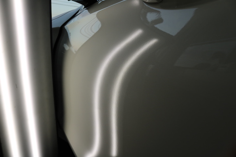 ベンツ ドアのデントリペア、ドア内側分解して直接押し出し