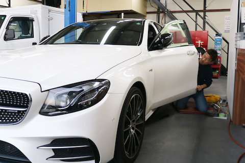 ベンツ ドアのデントリペア、ドア内側分解して直接押し出し