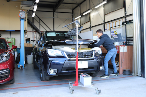 ボンネットとドアのヘコミを塗装しないで即時に修理！