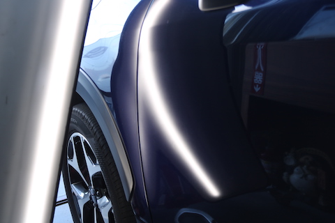 ボンネットとドアのヘコミを塗装しないで即時に修理！