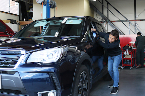 ボンネットとドアのヘコミを塗装しないで即時に修理！