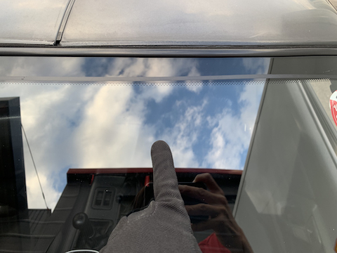 フロントガラス端っこのひび割れでも直せるウインドリペア