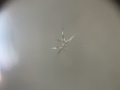 パチッと音がしたら、フロントガラスが割れてるか確認！