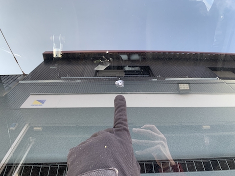 ウインドリペアで傷を埋めて固めれば交換不要・車検合格！