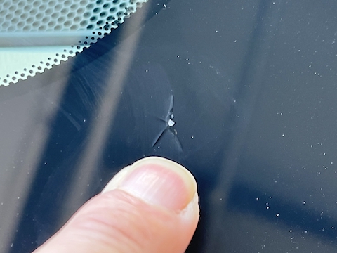 フロントガラスの大きなひび割れ・端の黒色部分も直します！