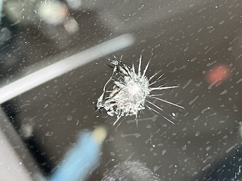 フロントガラスの大きなひび割れ・端の黒色部分も直します！