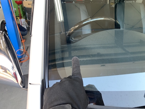 パチッと音がしたら、フロントガラスが割れてるか確認！