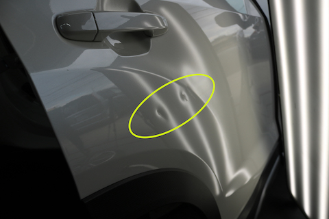 契約駐車場で隣の車から複数回のドアパンチ被害！