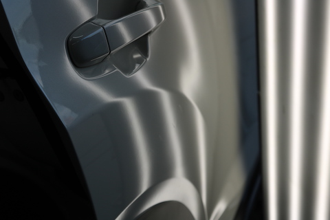 契約駐車場で隣の車から複数回のドアパンチ被害！