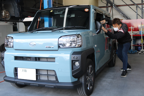 新車タフトのドアにヘコミができても数分で修理が可能！