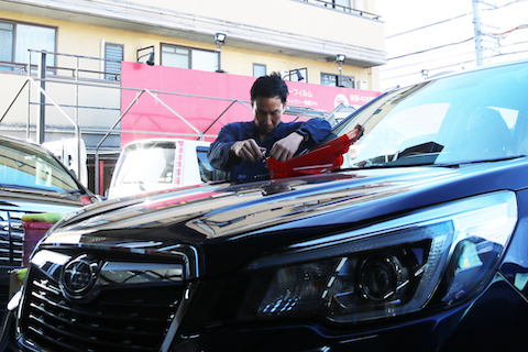 フロントガラスの大きなひび割れ・端の黒色部分も直します！