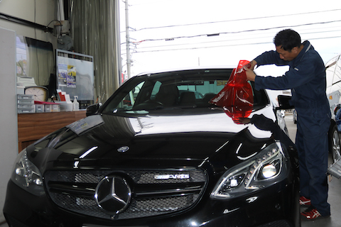 フロントガラスの大きなひび割れ・端の黒色部分も直します！