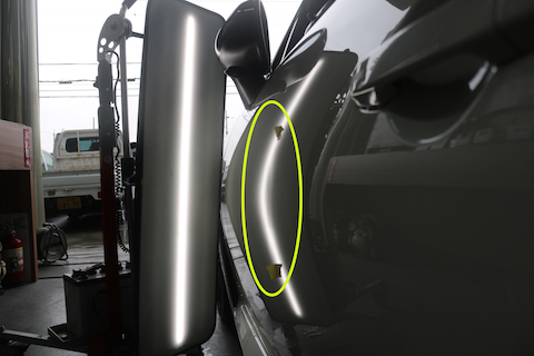 長い縦筋のヘコミ、大きくても塗装しないデントリペアで修理