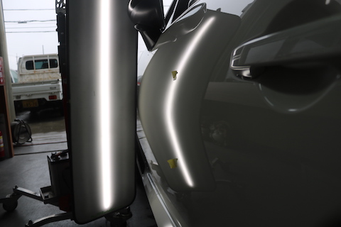 長い縦筋のヘコミ、大きくても塗装しないデントリペアで修理