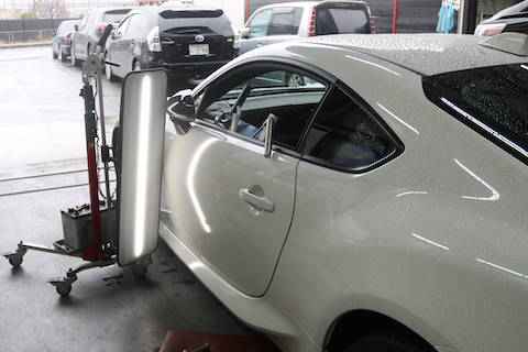 長い縦筋のヘコミ、大きくても塗装しないデントリペアで修理