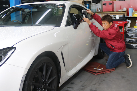 長い縦筋のヘコミ、大きくても塗装しないデントリペアで修理