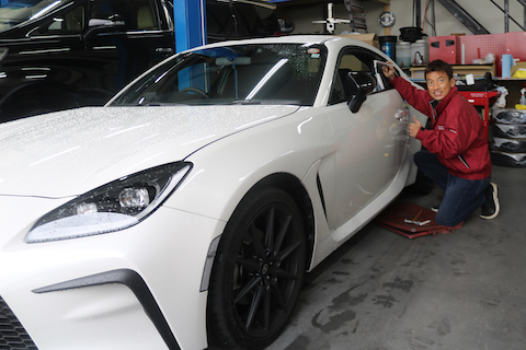 長い縦筋のヘコミ、大きくても塗装しないデントリペアで修理