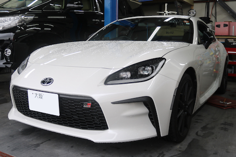 長い縦筋のヘコミ、大きくても塗装しないデントリペアで修理