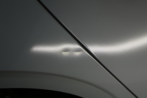 アウディのリアタイヤ上部分のヘコミを塗装なしで修理！