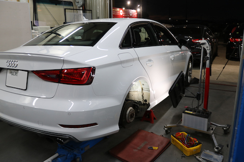 アウディのリアタイヤ上部分のヘコミを塗装なしで修理！