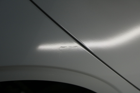 アウディのリアタイヤ上部分のヘコミを塗装なしで修理！