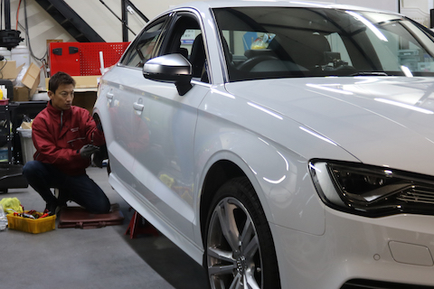 アウディのリアタイヤ上部分のヘコミを塗装なしで修理！