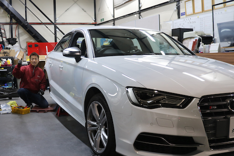 アウディのリアタイヤ上部分のヘコミを塗装なしで修理！