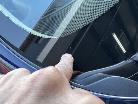 フロントガラスの大きなひび割れ・端の黒色部分も直します！