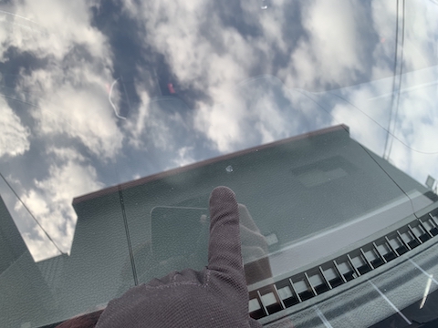 フロントガラスの大きなひび割れ傷を修理！