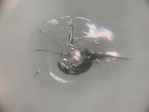 フロントガラスの大きなひび割れ傷を修理！