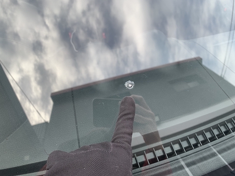 フロントガラスの大きなひび割れ傷を修理！