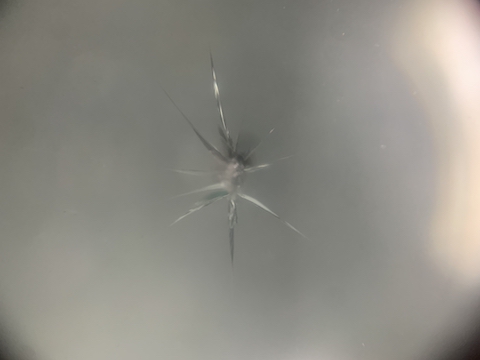 冬は飛び石被害続出！走行中、前方の車が小石を蹴飛ばします！