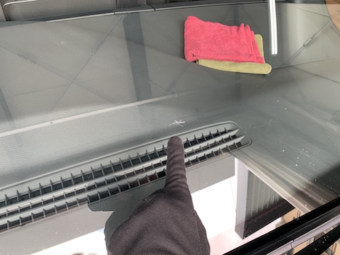 冬は飛び石被害続出！走行中、前方の車が小石を蹴飛ばします！