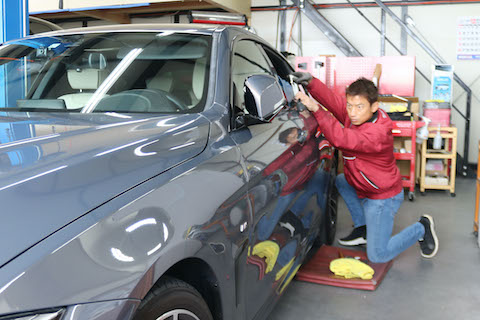 特殊色の車のヘコミ修理なら、塗装しないデントリペアで解決！