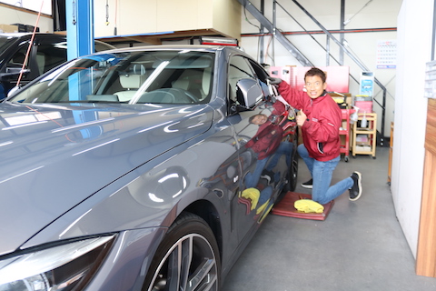 特殊色の車のヘコミ修理なら、塗装しないデントリペアで解決！