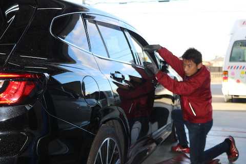 お出かけ先で当て逃げされたヘコミを即時修理