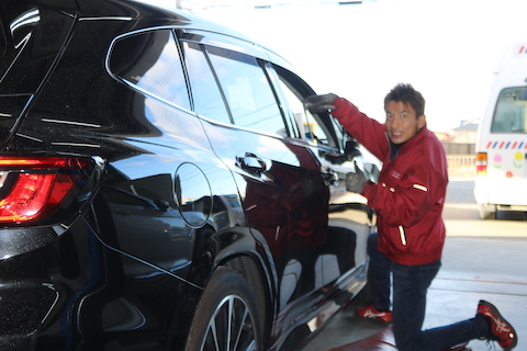 お出かけ先で当て逃げされたヘコミを即時修理