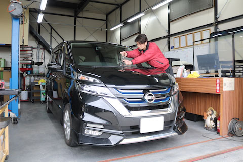 冬は飛び石被害続出！走行中、前方の車が小石を蹴飛ばします！